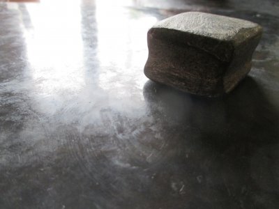 Vyleštený povrch tadelaktu s kameňom