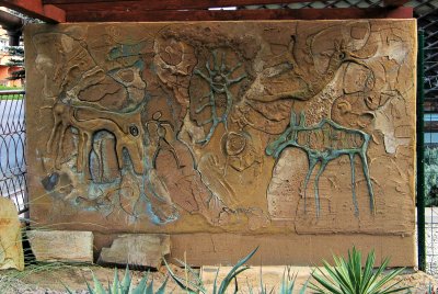 Exteriérová hlinená stena s dekoračnými plastikami, Nyjamaja