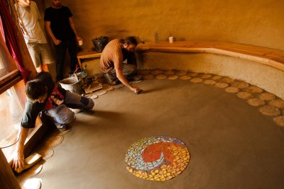 Vkladanie dreva a mozaiky do hlinenej omietky na podlahe - Laura Fiľáková