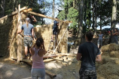 Slamársky workshop - zakladanie horného dreveného venca