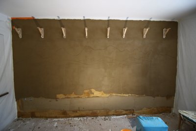 Presieťkované iba na časti steny, tvorba hlinenej omietky i dekorácie v procese