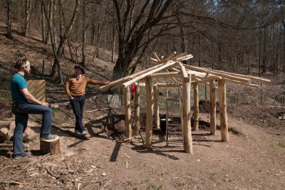 Hlavný staviteľ projektu Bazy diskutuje s tesárom Lepkom o konšturkcii