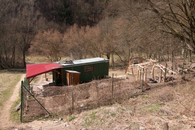 Pohľad na areál lesného klubu v Laskomerskej doline