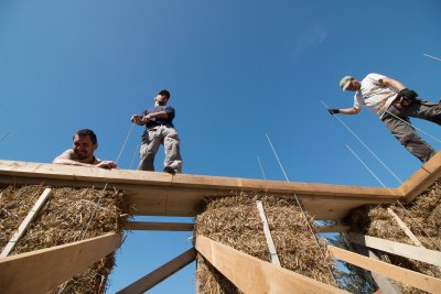 Stavba samonosnej slamenej prístavby v záhrade Ekocentra počas medzinárodného workshopu so Steenovcami na jeseň 2019