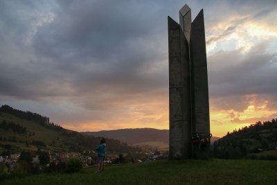 Západ slnka pri pamätníku nad Čiernym Balogom