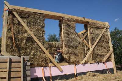 Malý organicár testuje budúce posedenie v livingu s výhľadom na východ slnka