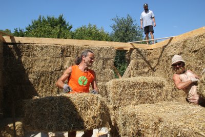 Počítajte s dobrým uskladnení balíkov aj u vás na stavbe - nemali by zmoknúť ani ostať zaparené pod plachtou - obsahujú totiž vlhkosť zo žatvy a poľa, ktorá sa musí odparovať. Ideálne je umiestnenie na 2 rady paliet a pod strechou s neustálym vetraním.