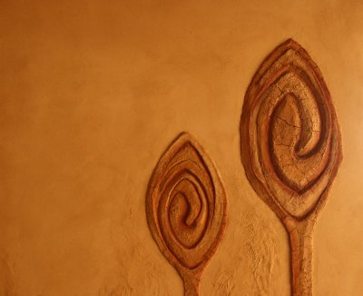 Jemná hlinená omietka v dekorácii s hrubou hlinenou omietkou a pigmentami