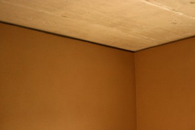 Jemná hlinená omietka v kombinácii s pohľadovým betónom