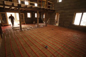 Ideálna kombinácia podlahového vykurovania a hlinenej podlahy