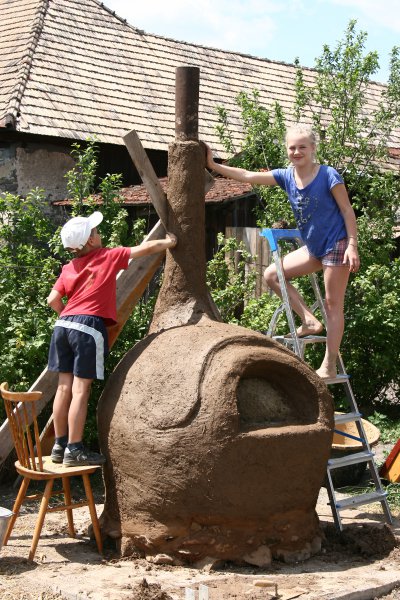 Hlinená pec pre skautov vo Zvolenskej Slatine