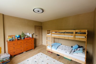 Svetlohnedá hlinená omietka v chlapčenskej izbe