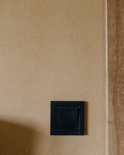 Svetlohnedá hlinená omietka v chlapčenskej izbe