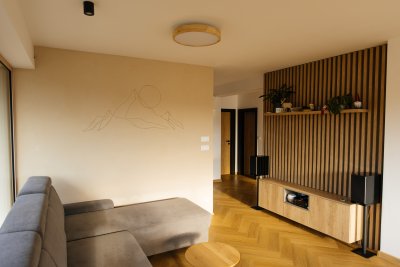Vanilková s lineárnym sgraffitom