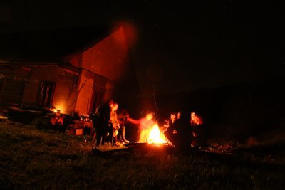 Po večeroch romantika pod hviezdami pri ohni