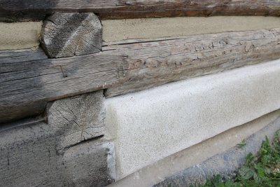 Detaily s drevom a základom