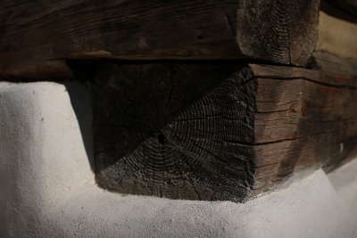 Detail vápenného soklad s dreveným trámom - vápno konzervuje drevo, odsáva z neho nadbytočnú vlhkosť a tým ho chráni pred plesňami, hubami a živočíchmi
