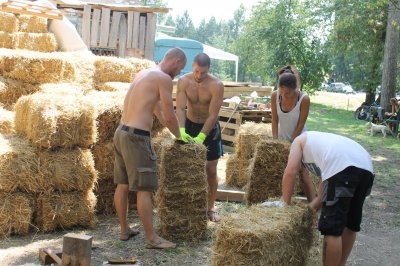 Slamársky workshop - príprava balíkov na stavanie