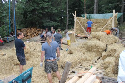 Slamársky workshop - stavanie zo slamy