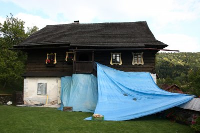 Začiatok obnovy - fasáda prekrytá plachtami aby nám do vápna nesvietilo priamo slnko