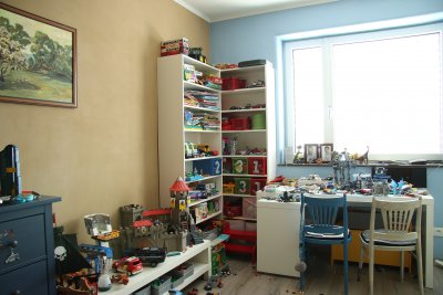 Chlapčenská detská izba s prírodným náterom okolo okna na hlinenej omietke